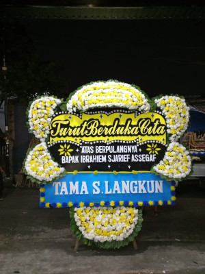 Papan Bunga Duka di Pulau Atas